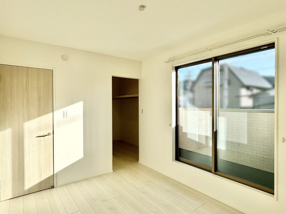 バルコニーの大きな窓から光が差し込むので朝の目覚めも良さそうですね♪