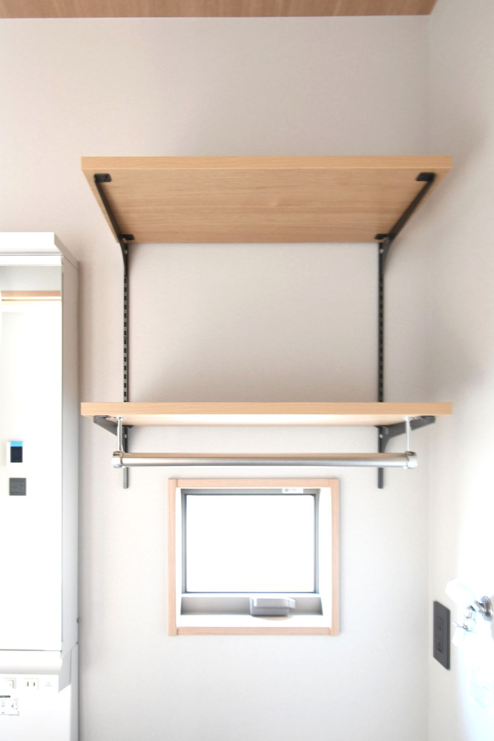 【機能的なランドリースペース】洗濯機上には可動棚付き収納。洗剤や備品もすっきり収まり、使いやすさも抜群。