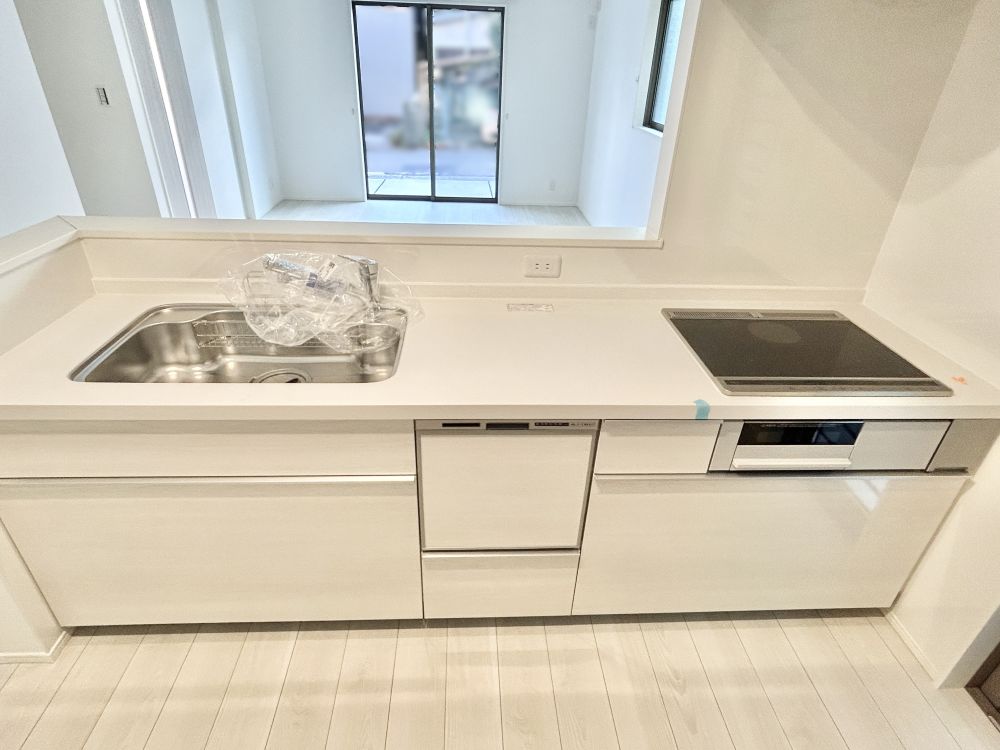 調理スペースもしっかり確保したキッチン。食洗機付きで家事の負担を軽減できます♪