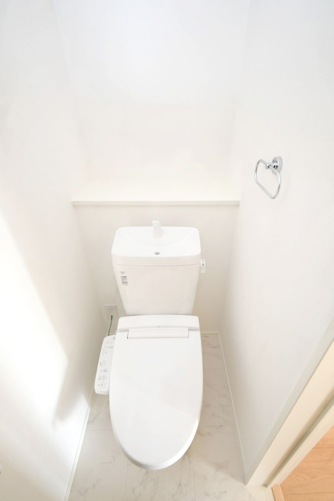 温水洗浄便座トイレ。新素材により、気になる便座もサッとひとふきでキレイになります。※施工事例です。実物とは異なります。