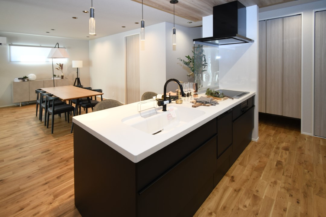 キッチンの奥は、洗面脱衣室・浴室へと繋がっています。キッチンからは部屋全体を見渡せます。どこにいても家族を感じることができ、会話もはずみそう。※施工事例です。実物とは異なります。詳しくはお問い合わせください。