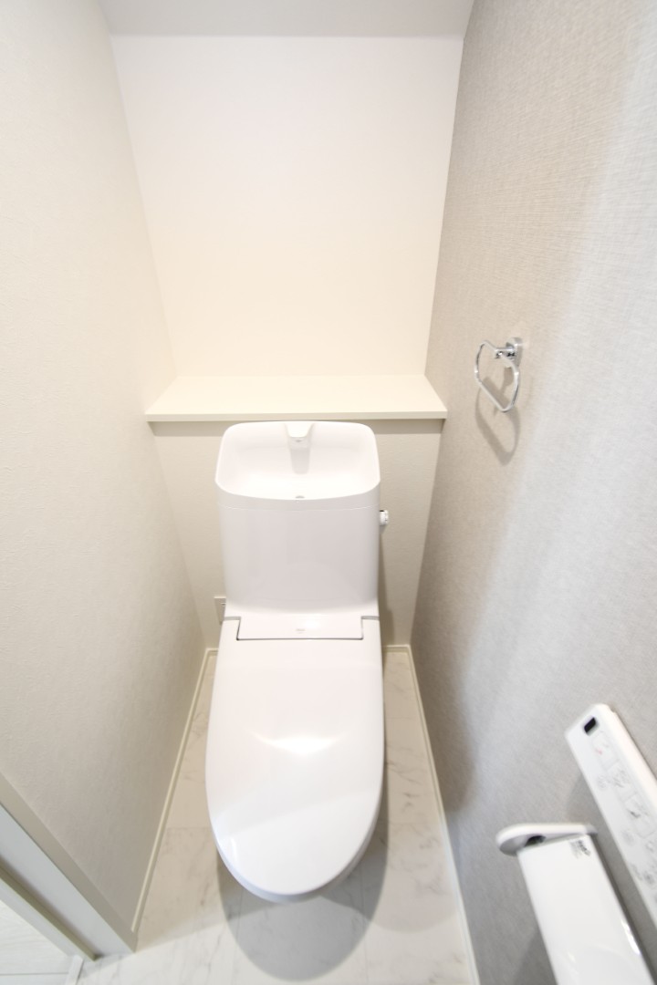  温水洗浄便座トイレ。新素材により、気になる便座もサッとひとふきでキレイになります。