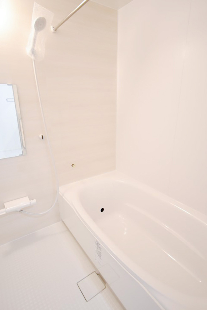 サーモフロアで水はけが良い♪ 水垢が付きにくく綺麗な浴室を保ちます♪ 浴室乾燥機付き！ ※施工事例です。実際とは異なります。