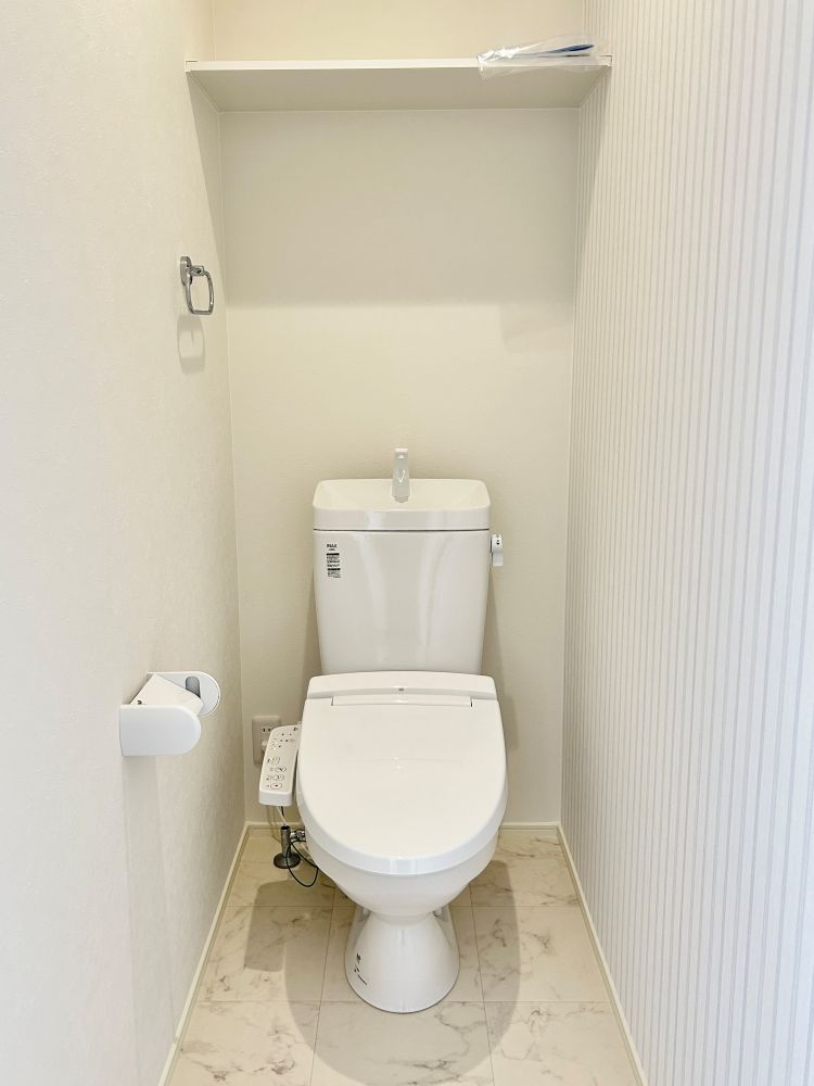 温水洗浄便座トイレ。新素材により、気になる便座もサッとひとふきでキレイになります。