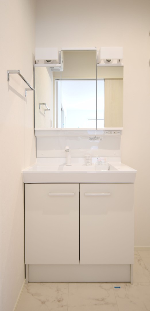 三面鏡の裏は収納スペースとなっており、物が多くなりがちな洗面台まわりをスッキリ保つことができます。