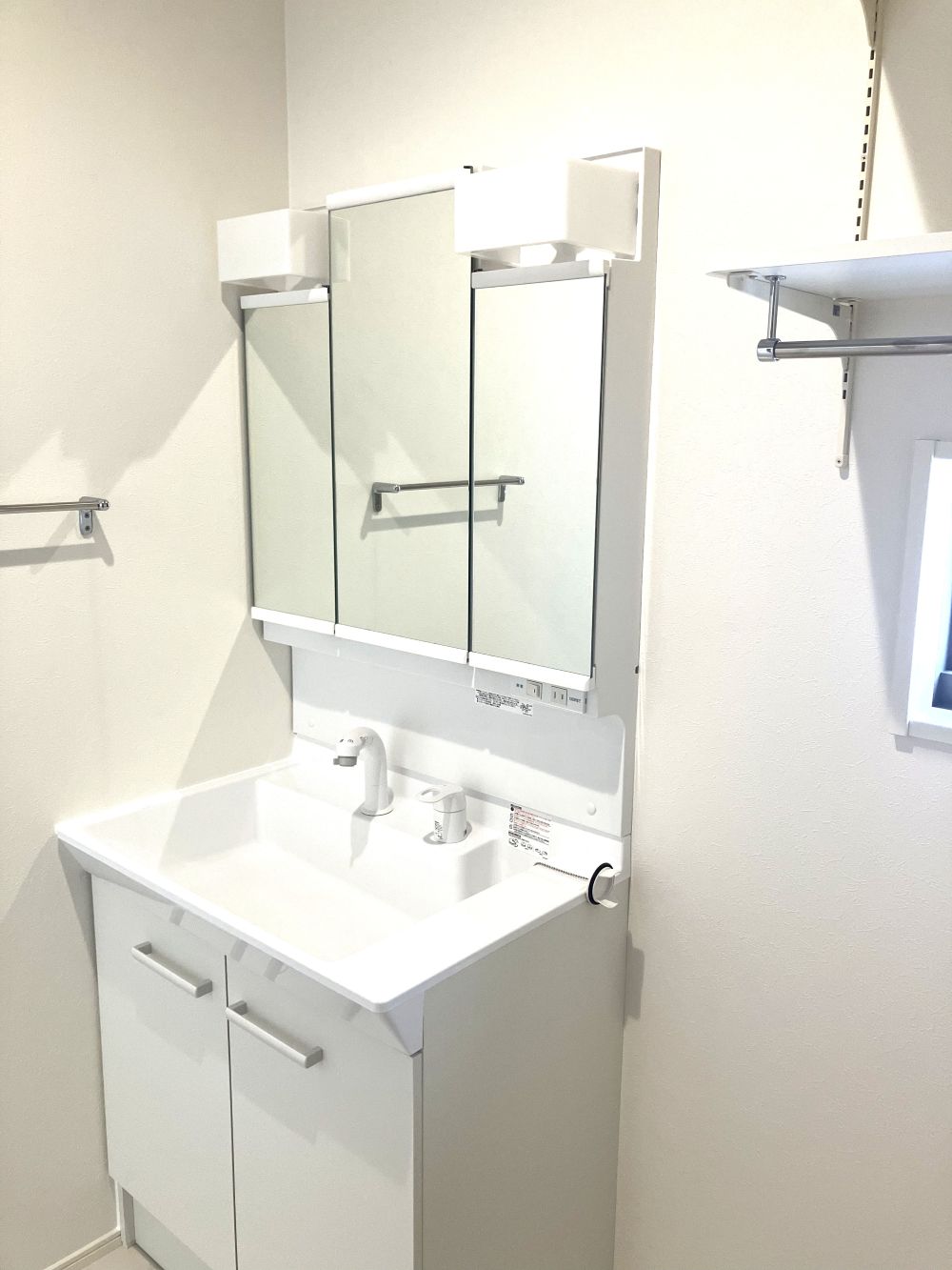 三面鏡の裏は収納スペースとなっており、物が多くなりがちな洗面台まわりをスッキリ保つことができます。