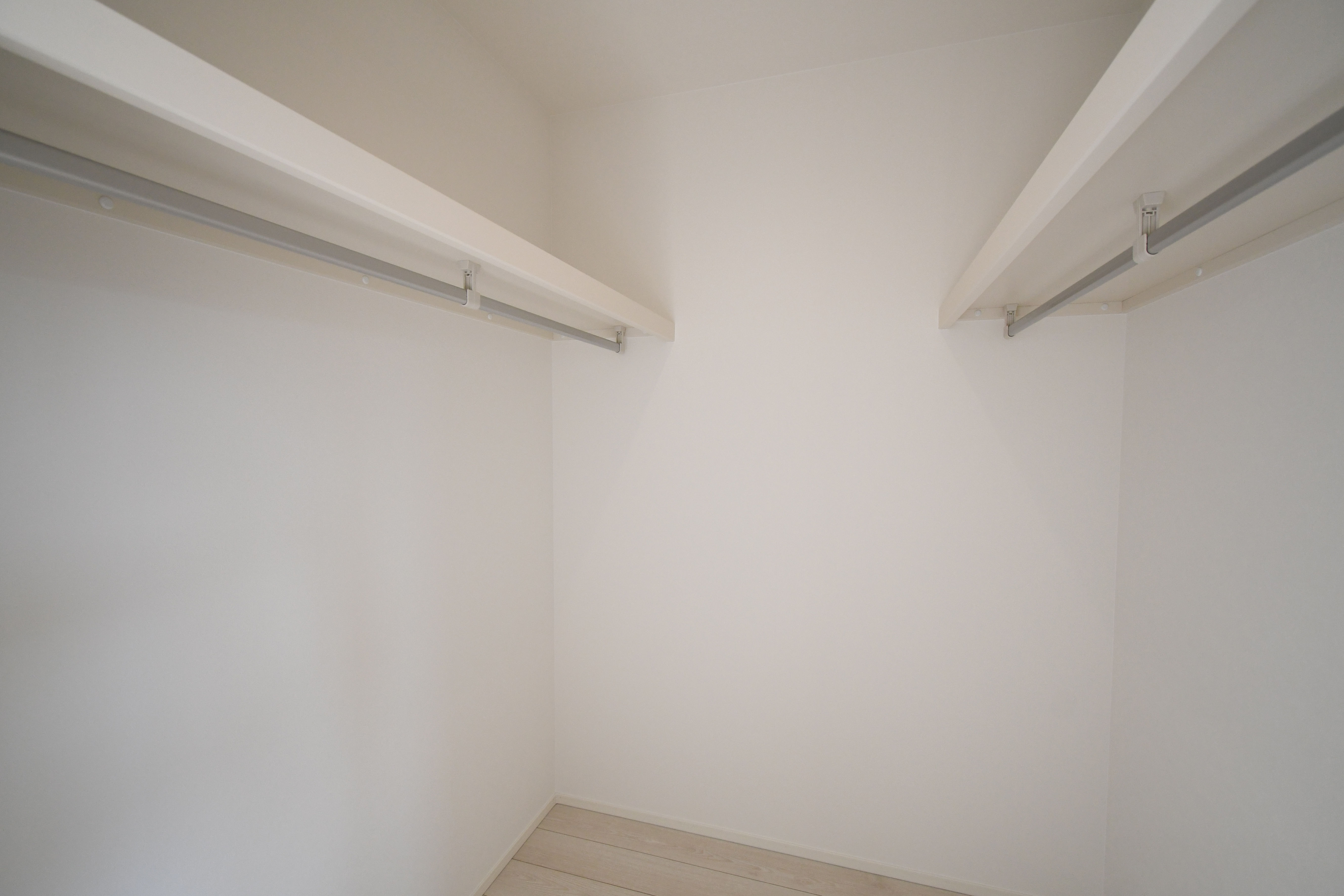 寝室ウォークインクローゼットはこのようになっており、洋服が沢山収納できます♪※施工事例になります。実際と色やデザインが異なりますので詳しくはお問い合わせください。