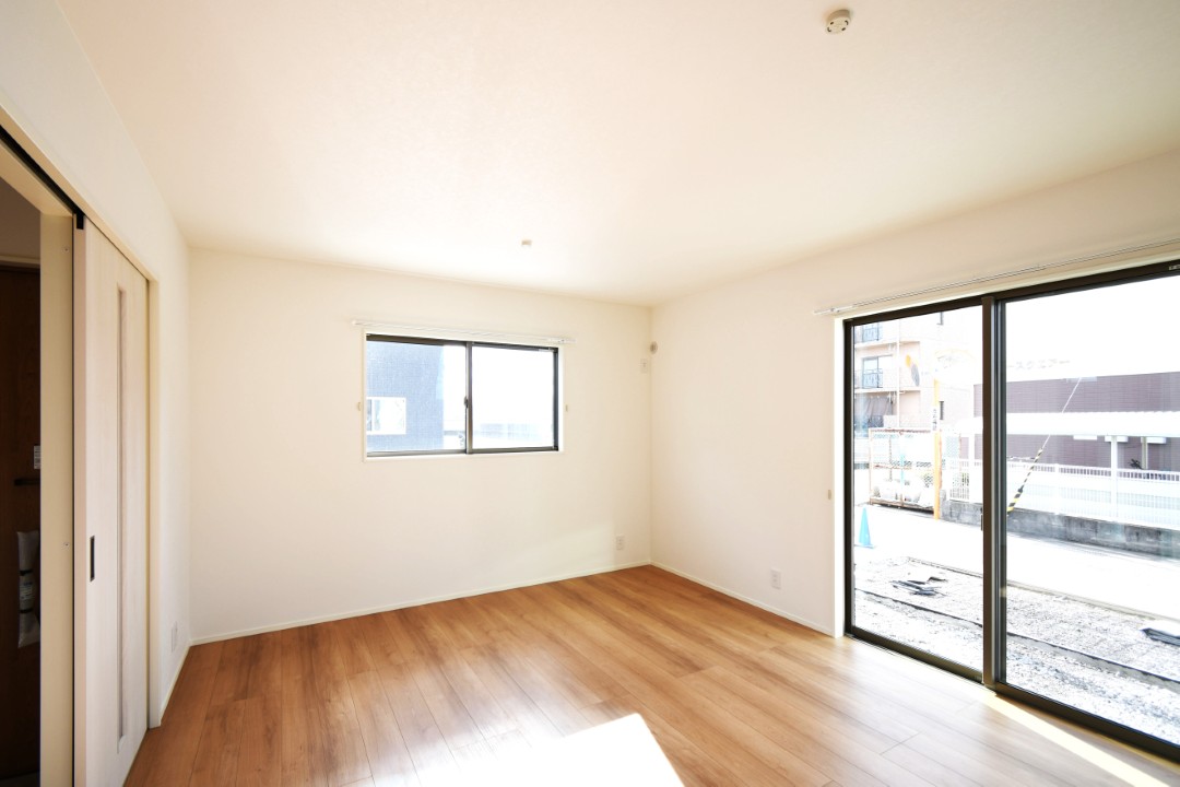 家族が集まる明るいリビング！お子様のお勉強をダイニングで済ませるようにすると家事をしながらお子様の頑張りを見守れます♪ 