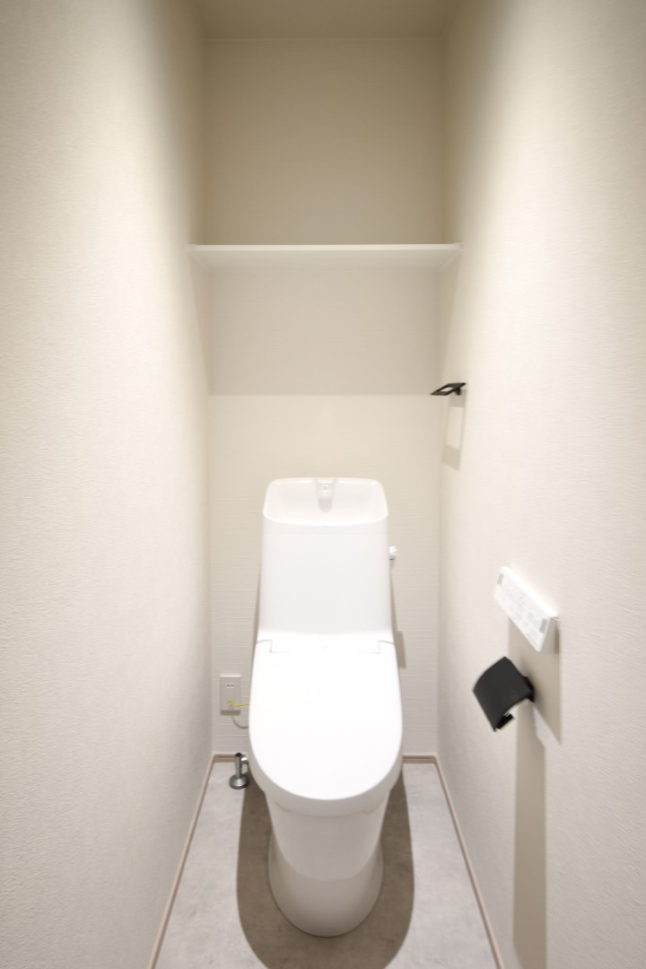  温水洗浄便座トイレ。新素材により、気になる便座もサッとひとふきでキレイになります。