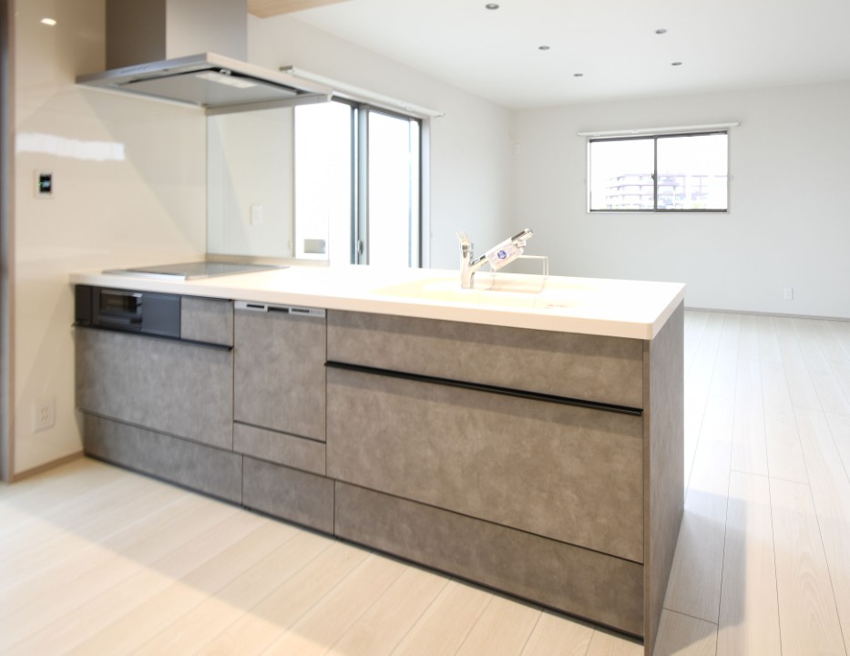 対面式キッチンは家事をしながら家族を見守り、コミュニケーションの取れる人気のスタイル。食洗器付きで洗い物の時間を削減でき、家事の負担を軽減してくれるキッチンです。