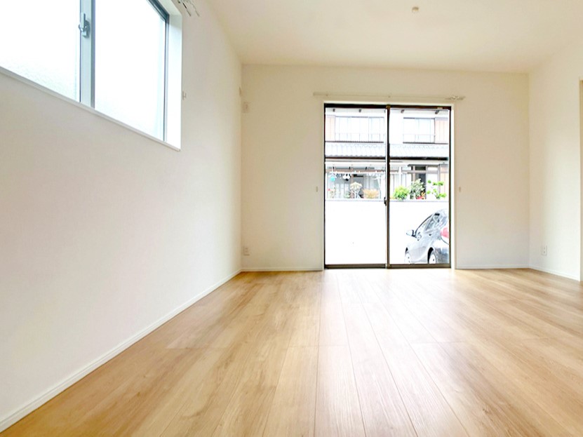 家族が集まるリビングは広々19.2帖！キッチンからもリビングが見渡せるため、どこに居ても家族を感じ、会話もはずみますね。※施工事例です。実物とは異なります。