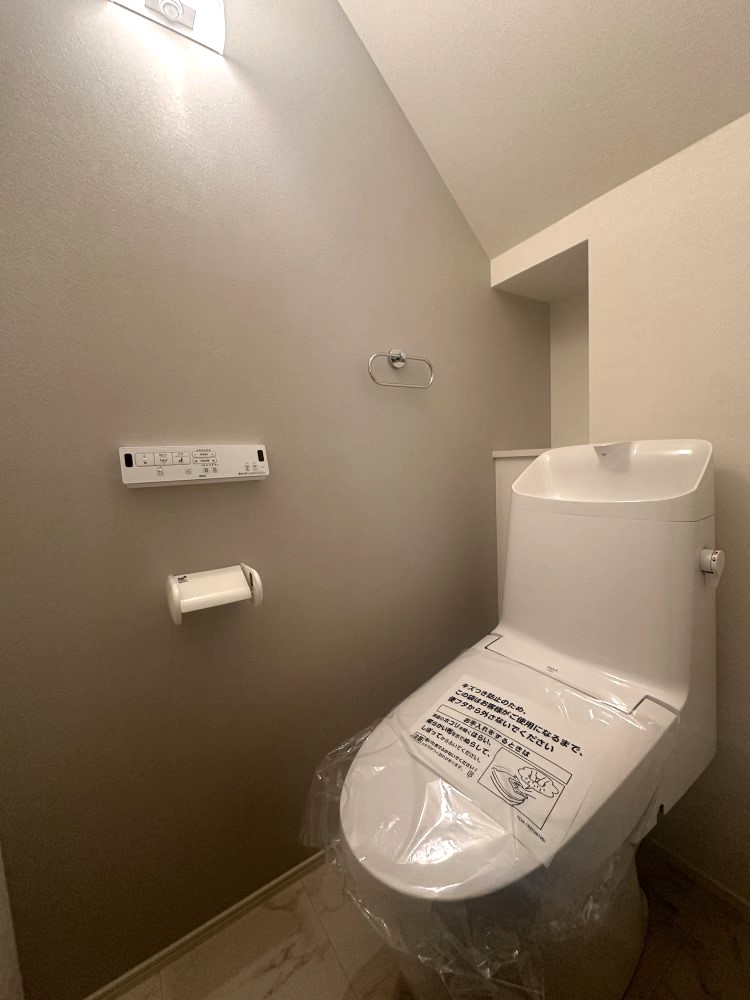 白がキレイなトイレ♪1階のトイレには棚を設置。2階にもトイレがあり便利です♪