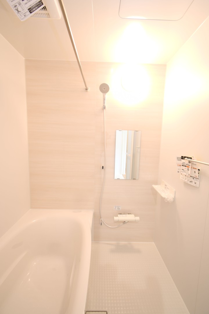 1日の疲れをほぐす、とっておきのリラクゼーションタイムを楽しむバスルーム。 美しく、機能的なデザインを採用、清潔感あふれる心地よい空間づくりにこだわりました。