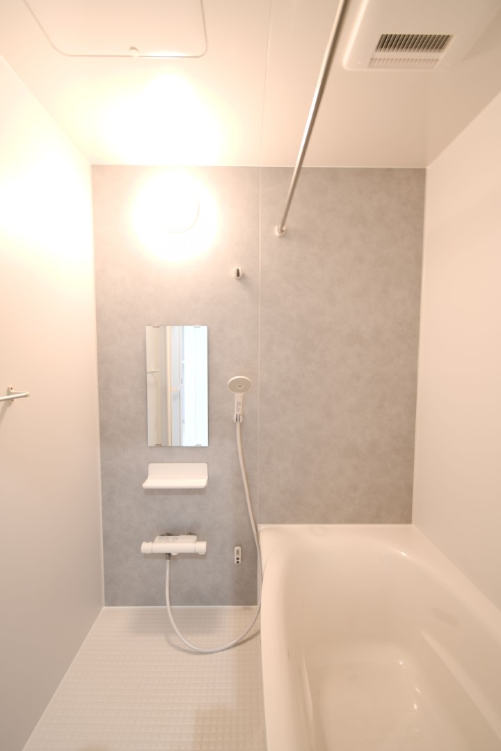 1日の疲れをほぐす、とっておきのリラクゼーションタイムを楽しむバスルーム。 美しく、機能的なデザインを採用、清潔感あふれる心地よい空間づくりにこだわりました。