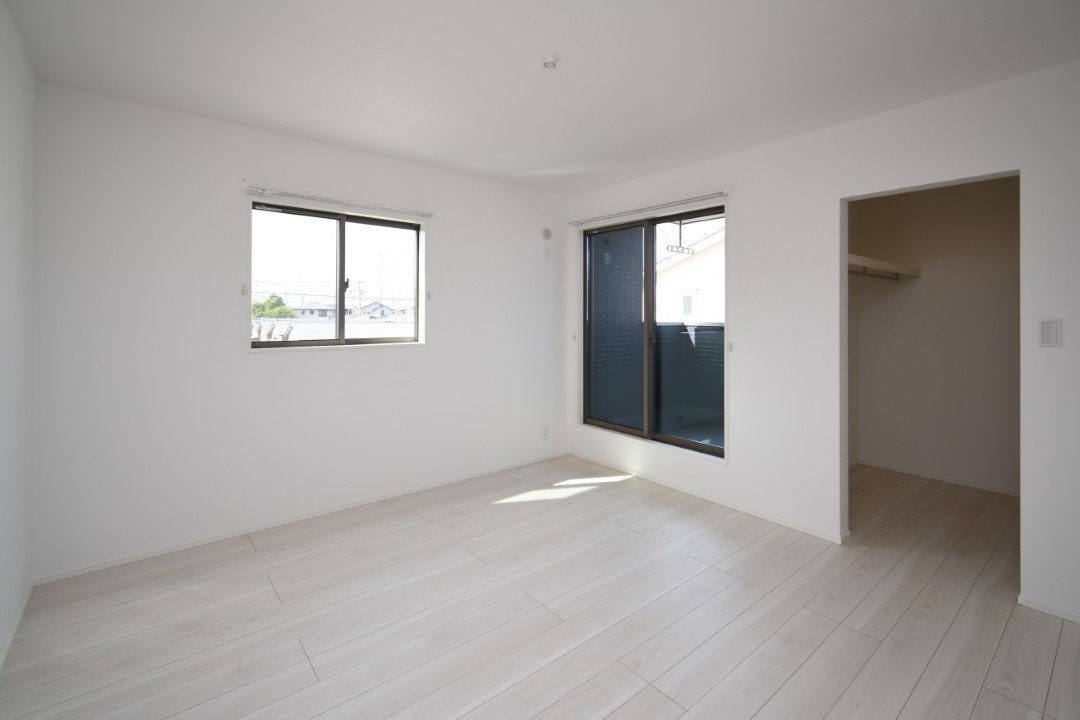 主寝室は広々していて安らげる空間に。