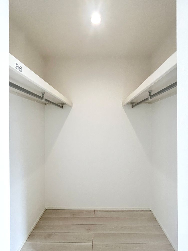 主寝室収納はウォークインクローゼット♪大切なお洋服もたくさん吊り下げ収納できるのがうれしいポイント。