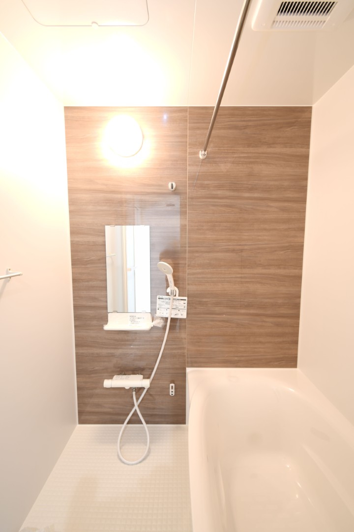 1日の疲れをほぐす、とっておきのリラクゼーションタイムを楽しむバスルーム。 美しく、機能的なデザインを採用、清潔感あふれる心地よい空間づくりにこだわりました。 