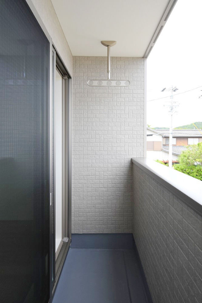 【屋根付きバルコニー】急な雨でも安心な、屋根付きの物干しスペース。シンプルで使い勝手の良い設計が、毎日の家事をサポートしてくれます。※施工事例です。