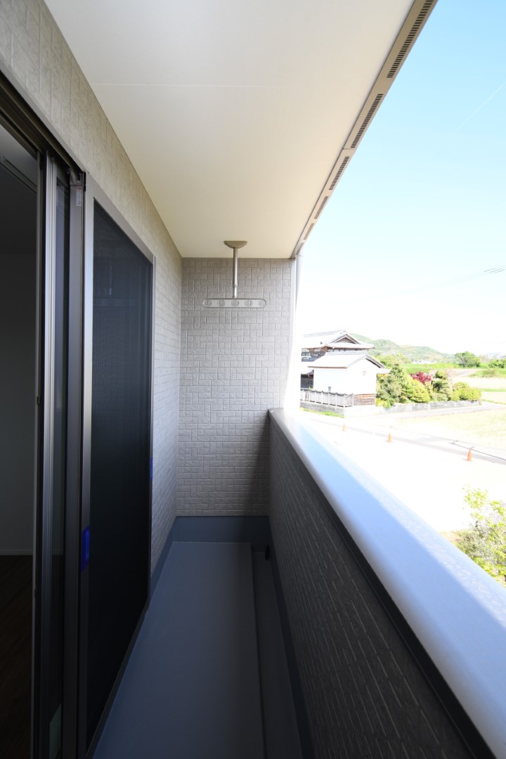 屋根付きバルコニーで急な雨で洗濯物が濡れる心配も少ない設計♪天井吊りパイプで足回りもスッキリ!※施工事例です。実際の建物とは異なります。