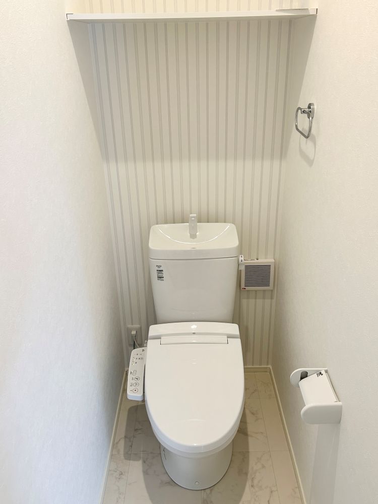 新素材により、気になる便座もサッとひとふきでキレイになります。※画像はイメージです