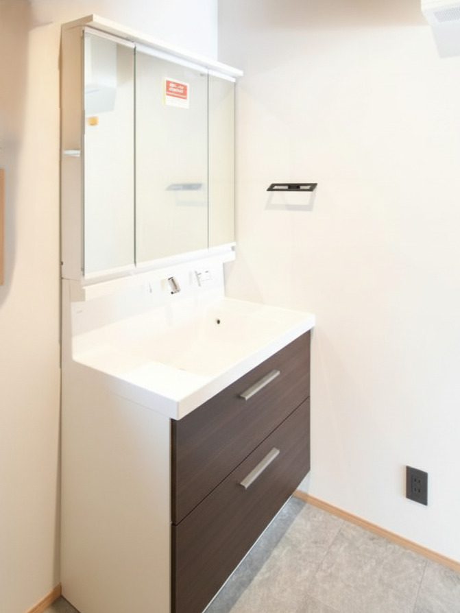 ホテルライクな洗面化粧台。三面鏡の裏に収納できるので、洗面回りの清潔感をキープできます♪※施工事例です。実際とは異なります。