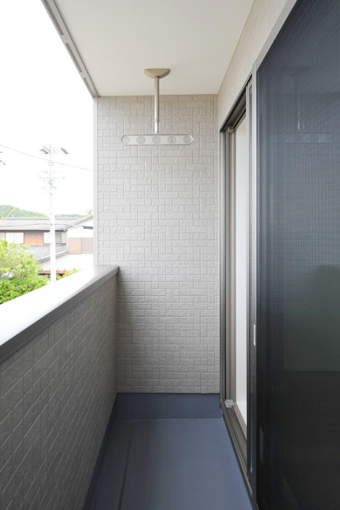 屋根付きバルコニーで急な雨で洗濯物が濡れる心配も少ない設計♪天井吊りパイプで足回りもスッキリ！※施工事例です。実物とは異なります。