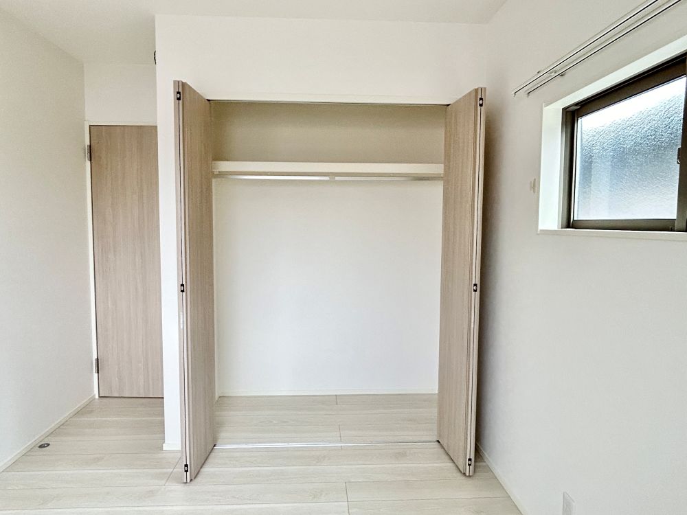 全居室収納付き！たっぷり収納できます♪大切なお洋服もスッキリ収納できます。※施工事例です。実際とは異なります。