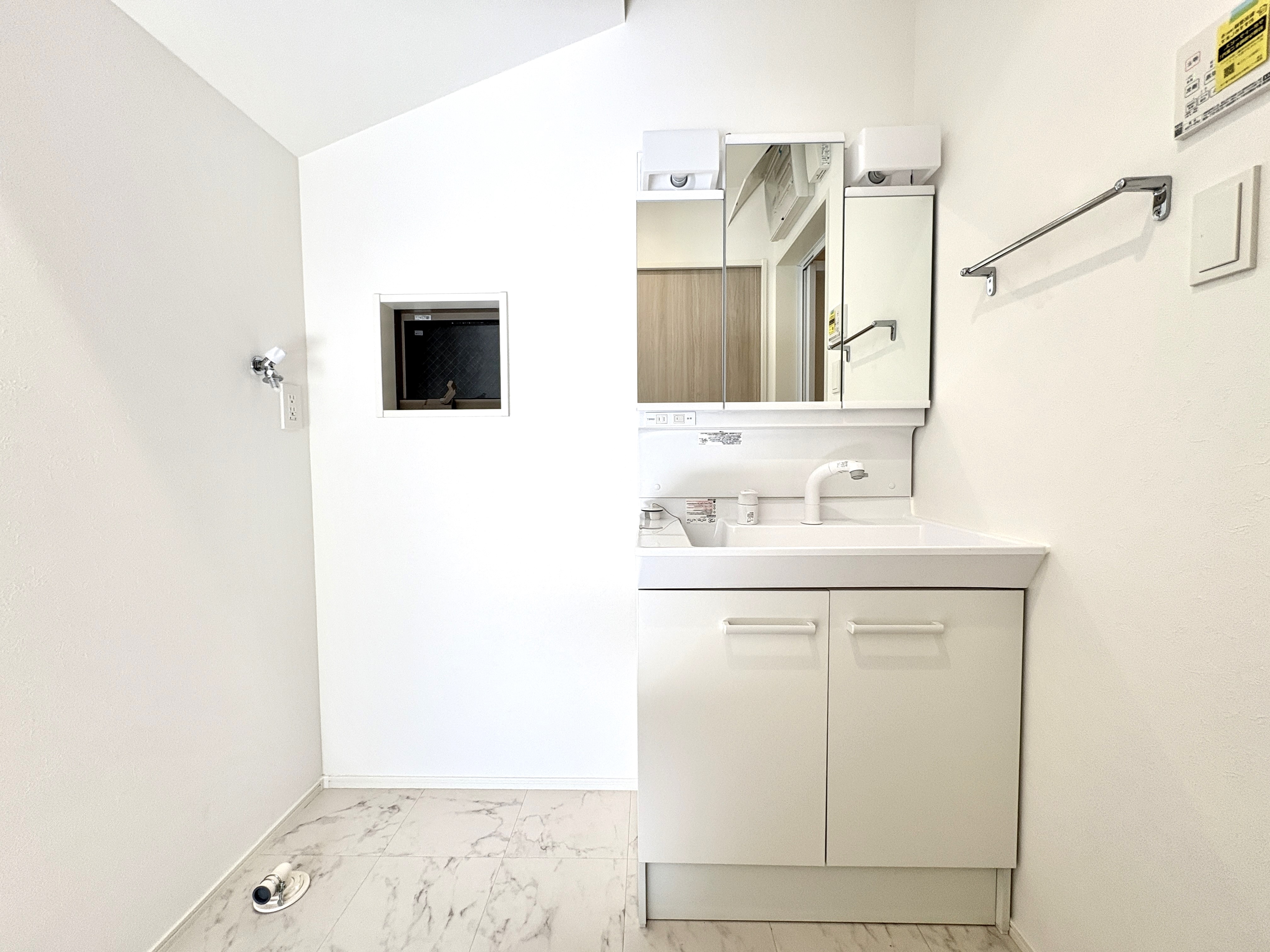 三面鏡の裏は収納スペースとなっており、物が多くなりがちな洗面台まわりをスッキリ保つことができます。※施工事例になります。実際と色やデザインが異なりますので詳しくはお問い合わせください。