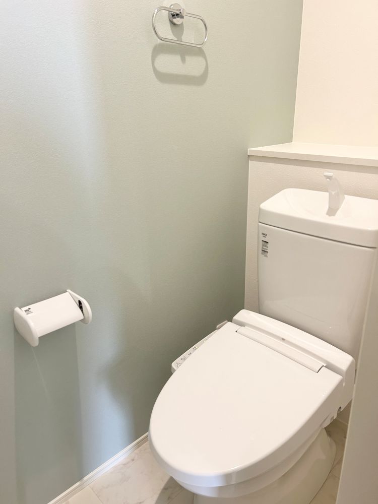 温水洗浄便座トイレは1階、2階にあります！夜間に1階に下りずに済むのでお子様でも安心です。