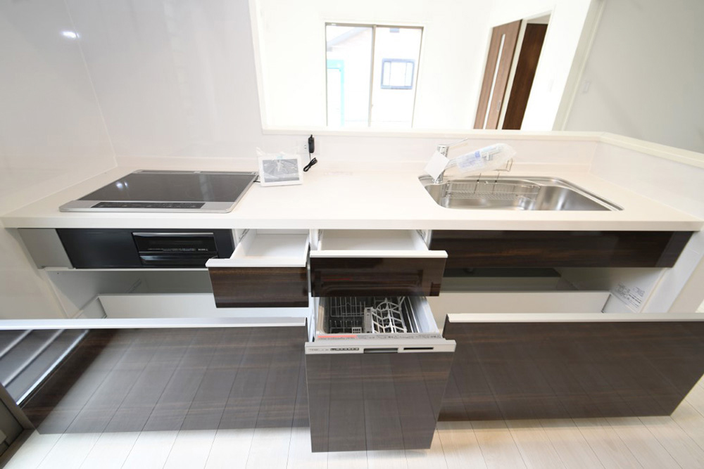 対面式キッチンは家事をしながら家族を見守り、コミュニケーションの取れる人気のスタイル。食洗器付きで洗い物の時間を削減でき、家事の負担を軽減してくれるキッチンです。※施工事例です。実物とは異なります。