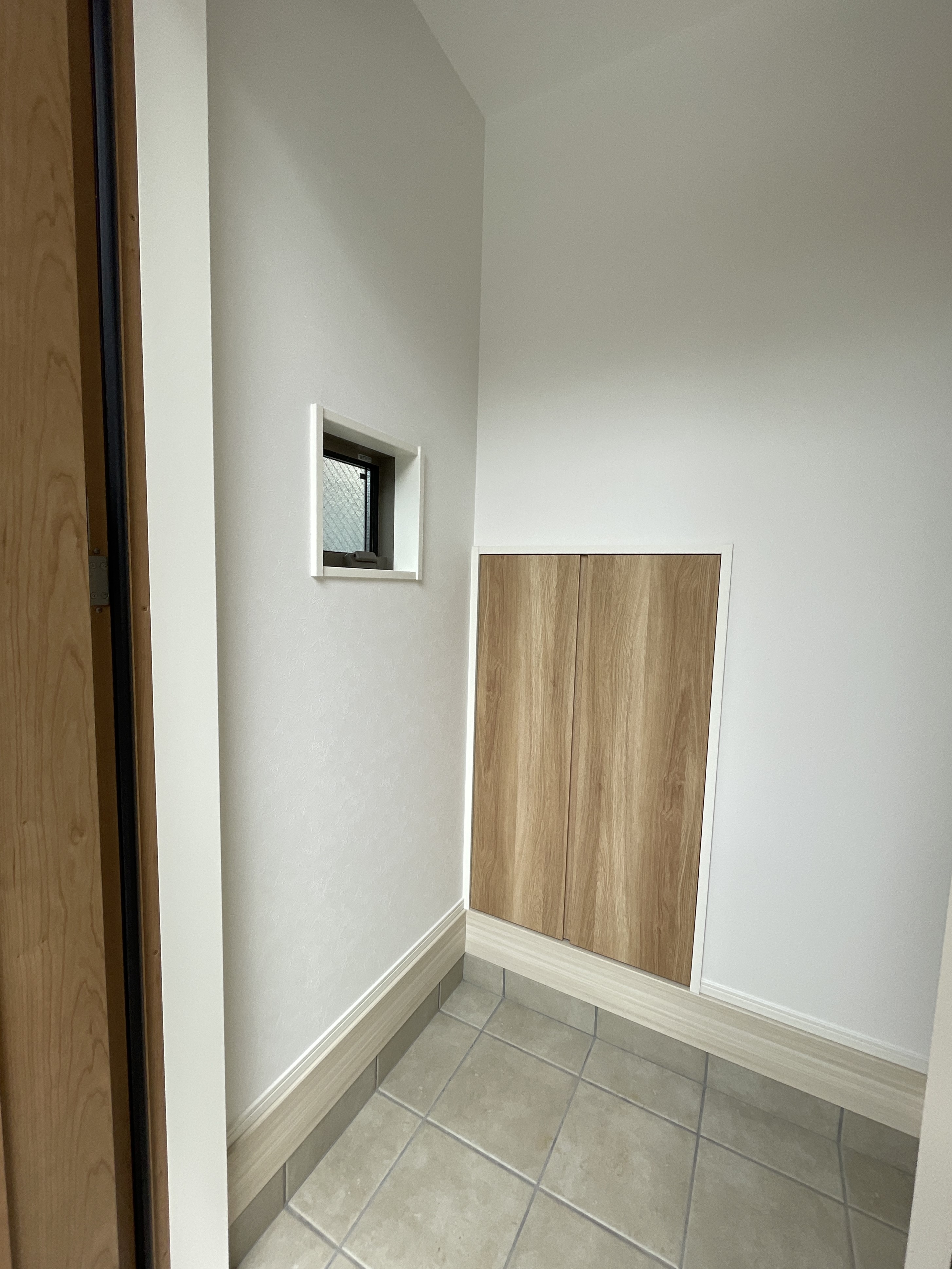 明るく清潔感のある玄関が、毎日の「いってきます」を気持ちよくしてくれます。※施工事例です。実際とは異なります。