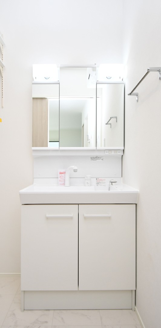 三面鏡の裏は収納スペースとなっており、物が多くなりがちな洗面台まわりをスッキリ保つことができます。 