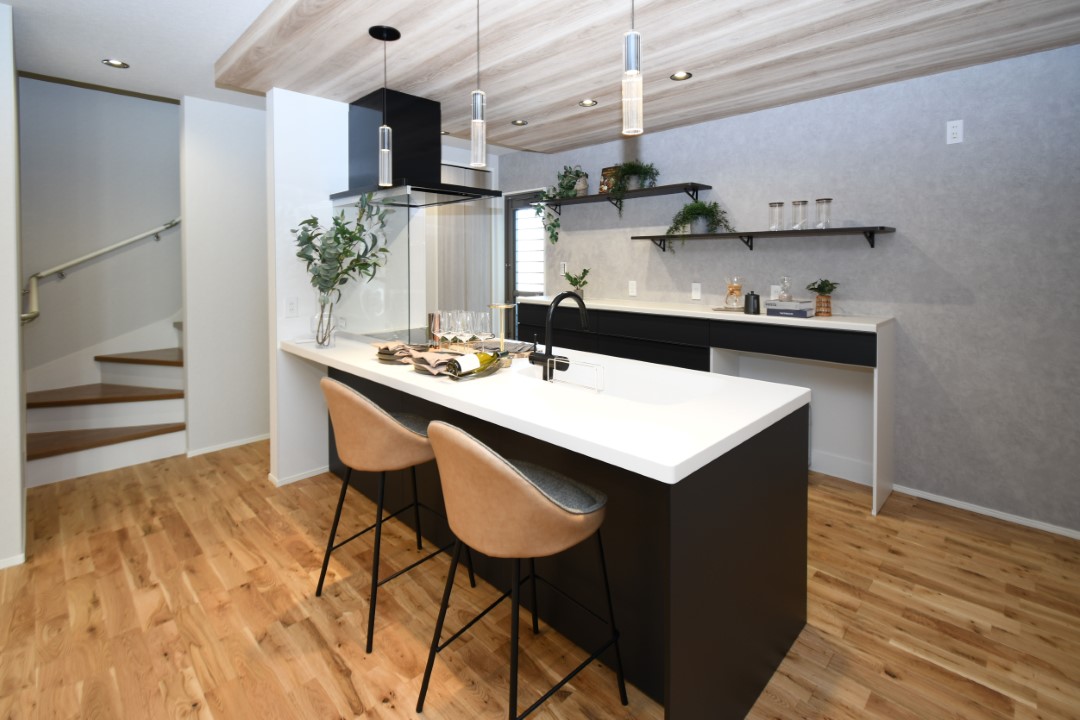 ペニンシュラキッチンをアイランド風に配置しており移動がスムーズ。家族とつながれる対面式なのも嬉しい。※施工事例です。実物とは異なります。詳しくはお問い合わせください。