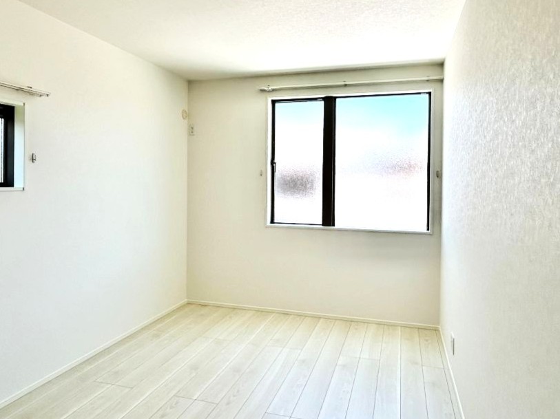 2階は主寝室の他に2室！お子様の部屋や趣味の部屋にすることで主寝室回りがスッキリします♪在宅勤務用のオフィス部屋にも！※施工事例です。実際とは異なります。