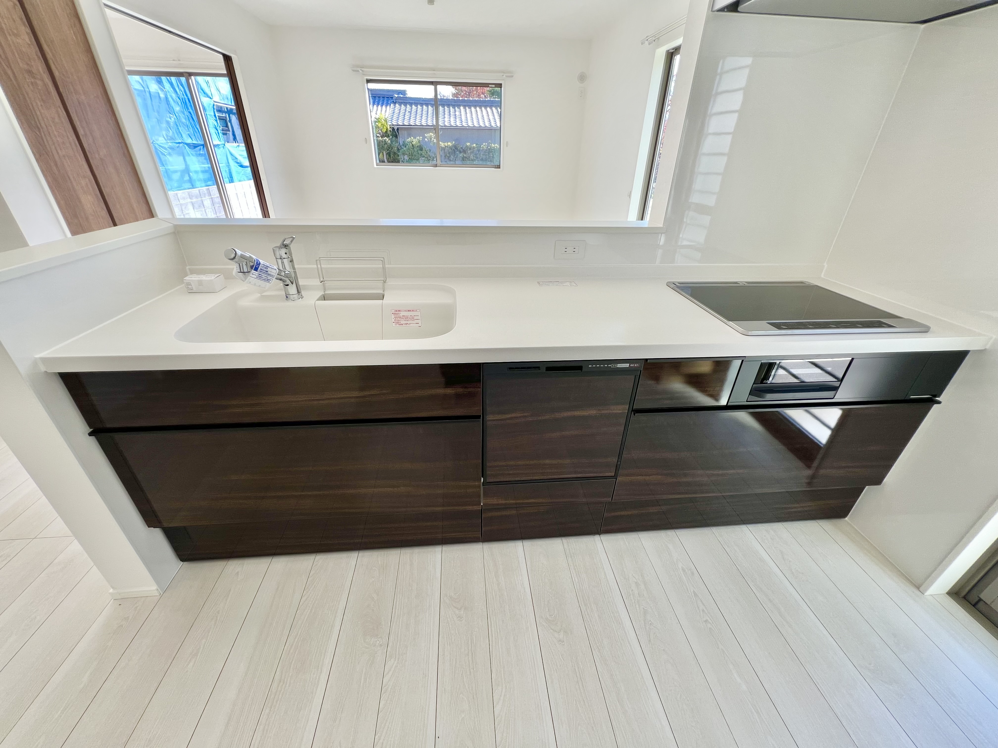 対面式キッチンは家事をしながら家族を見守り、コミュニケーションの取れる人気のスタイル。食洗器付きで洗い物の時間を削減でき、家事の負担を軽減してくれるキッチンです。 