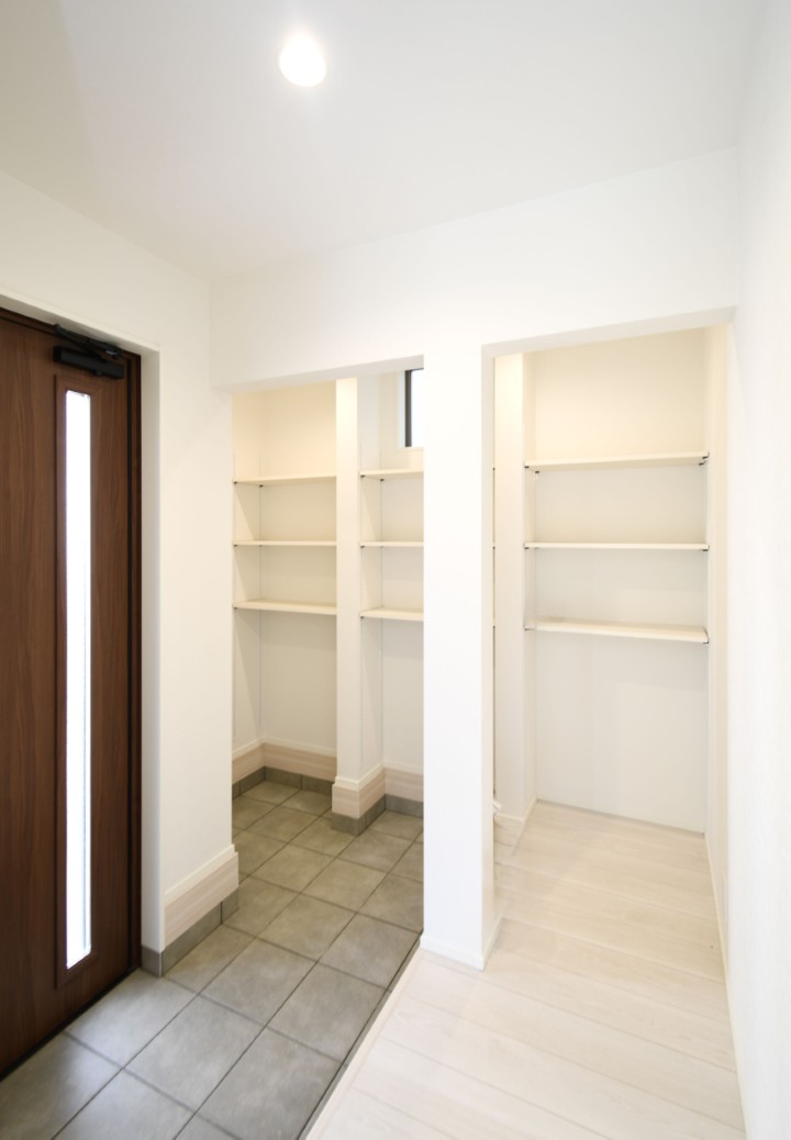 大容量の土間収納を設置。靴はもちろん、べビーカーや 趣味の道具を置いておくのにも便利です♪