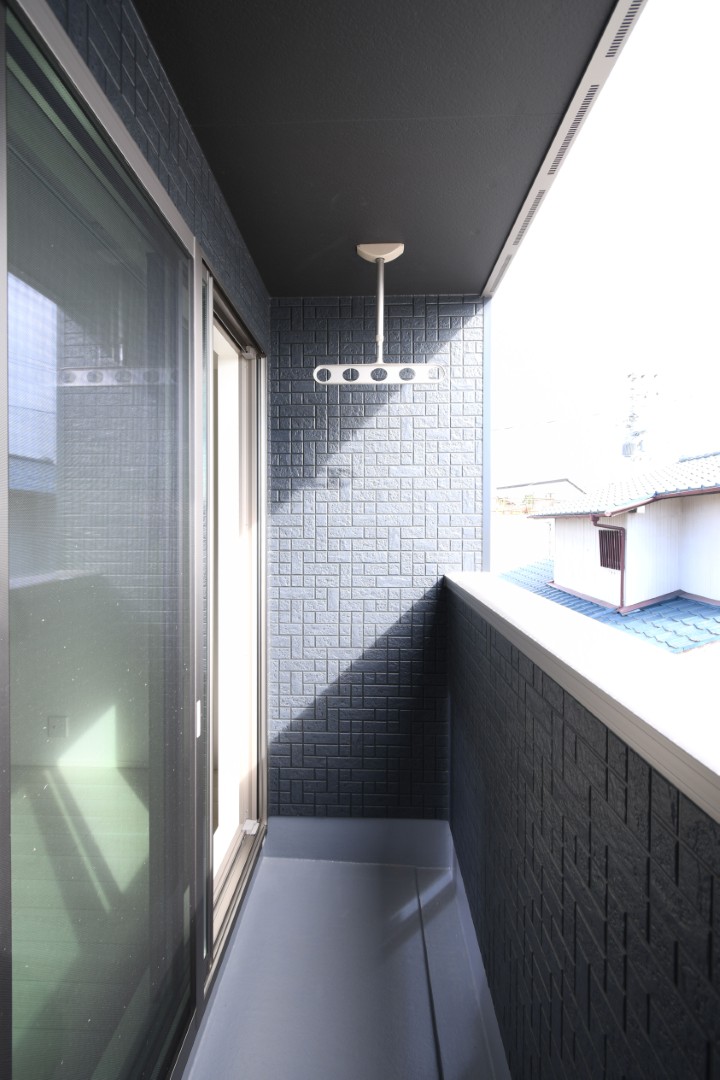 屋根付きバルコニーで急な雨で洗濯物が濡れる心配も少ない設計♪ 天井吊りパイプで足回りもすっきり♪