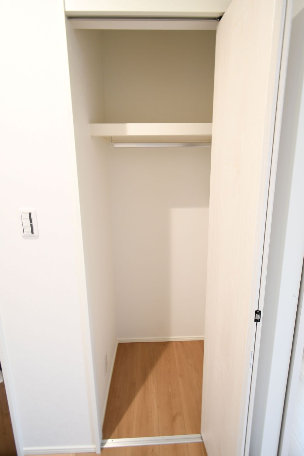 コートなども掛けられる玄関クローゼット♪アウターに付着した花粉が部屋中に舞い散るのを防げ、花粉症対策にも有効です!