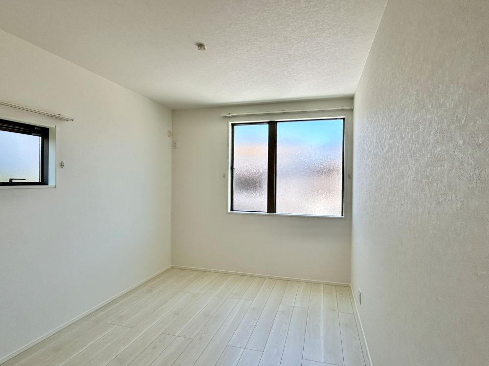 2階は主寝室のほかに2室確保！子ども部屋もしっかり取れます。 趣味のお部屋を作り、自分だけの空間を演出できます♪