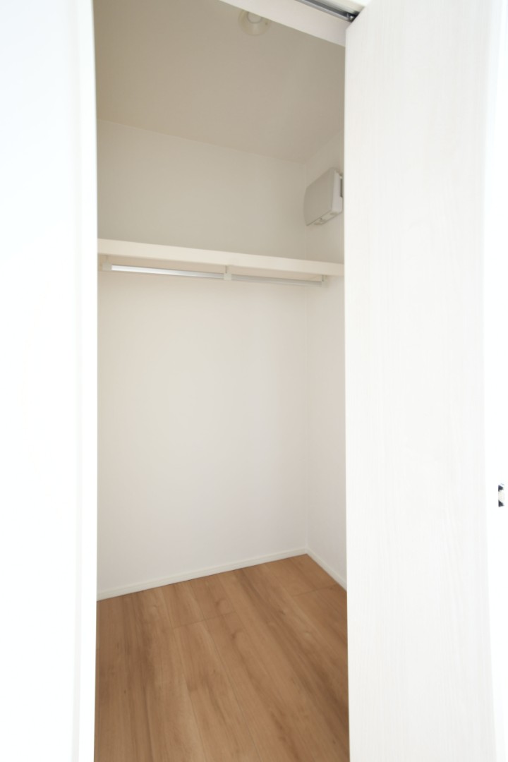 全居室収納付き！たっぷり収納できます♪大切なお洋服もスッキリ収納できます。  ※施工事例です。実物とは異なります。詳しくはお問い合わせください。