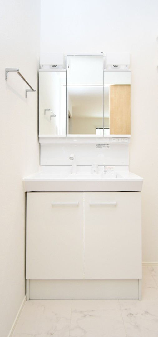 三面鏡の裏は収納スペースとなっており、物が多くなりがちな洗面台まわりをスッキリ保つことができます。 