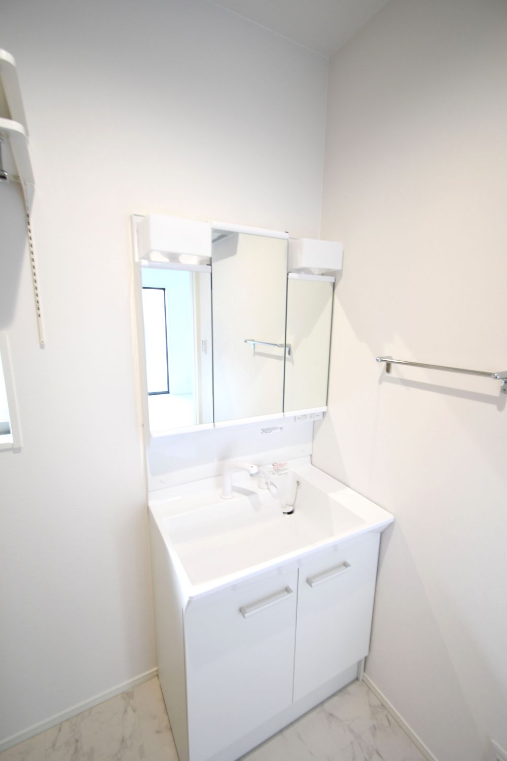 三面鏡の裏は収納スペースとなっており、物が多くなりがちな洗面台まわりをスッキリ保つことができます。