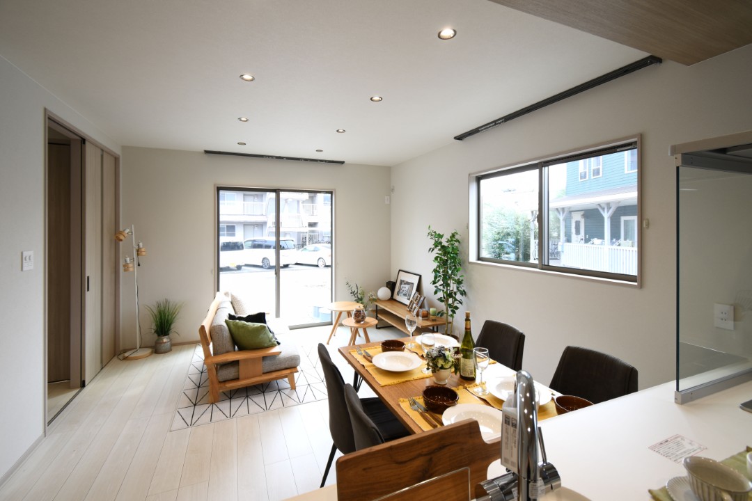 【空間に上質なニュアンスを添える折下げ天井】 折下げ天井には、モダンにもナチュラルにも映えるグレイッシュな木目調クロスを採用。空間にさりげないニュアンスと上質なアクセントを添えています。