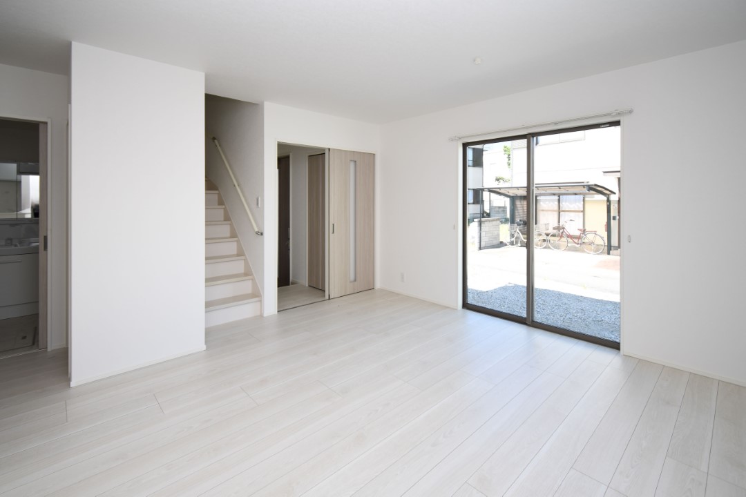 家族が集まる明るいリビング！お子様のお勉強をダイニングで済ませるようにすると家事をしながらお子様の頑張りを見守れます♪ ※施工事例です。実物とは異なります。詳しくはお問い合わせください。