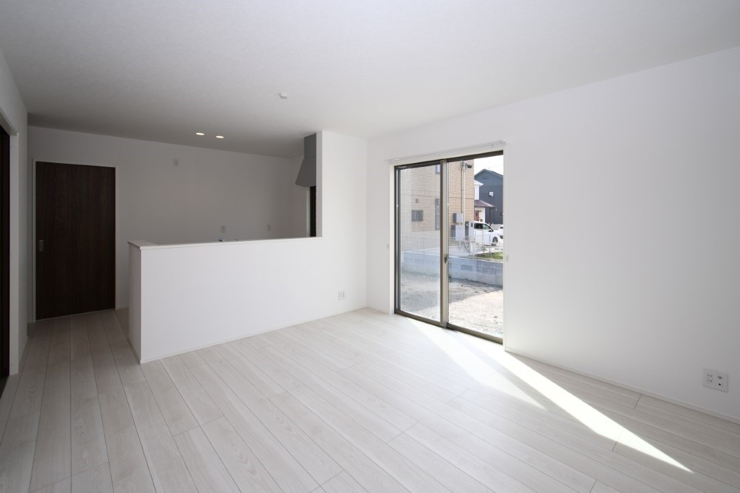 窓から穏やかな日差しが差し込むリビングスペース。シンプルな空間だからこそ、選ぶインテリア次第でどんなテイストにも合わせられます。※施工事例になります。実際と色やデザインが異なりますので詳しくはお問い合わせください。