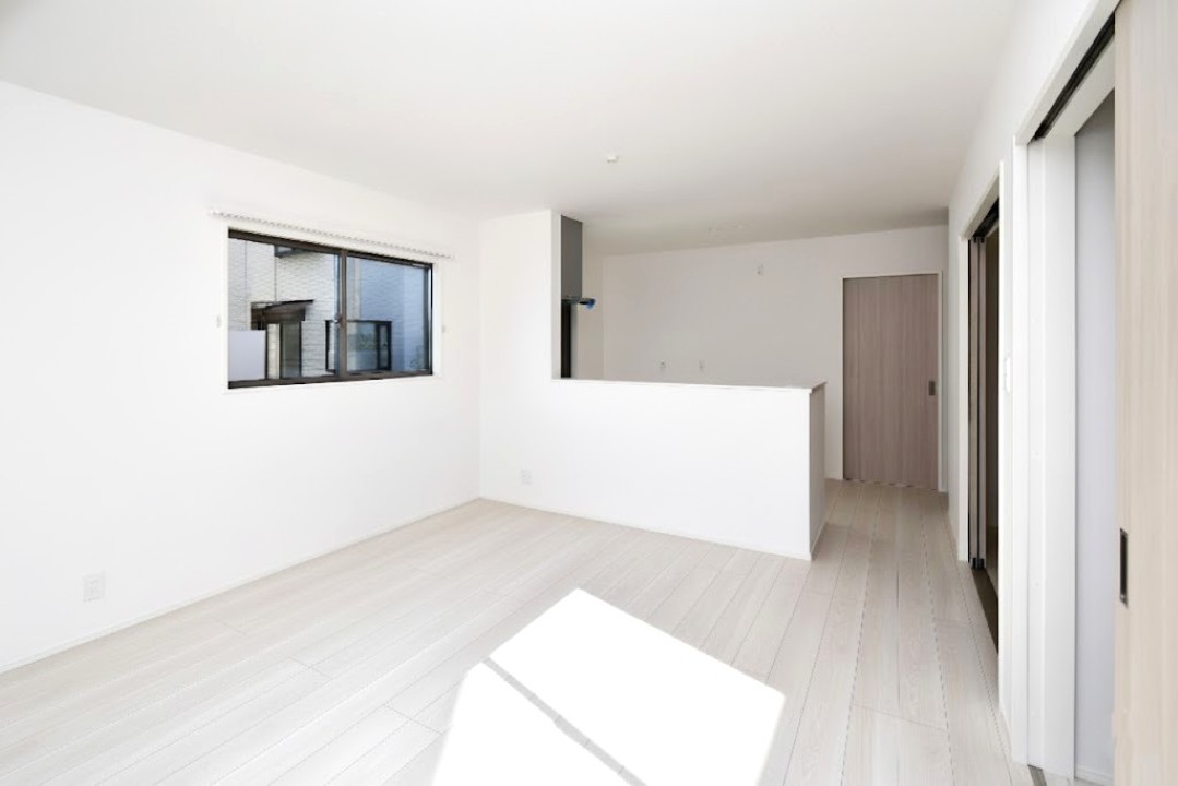 家族が集まる明るいリビング！お子様のお勉強をダイニングで済ませるようにすると家事をしながらお子様の頑張りを見守れます♪ 