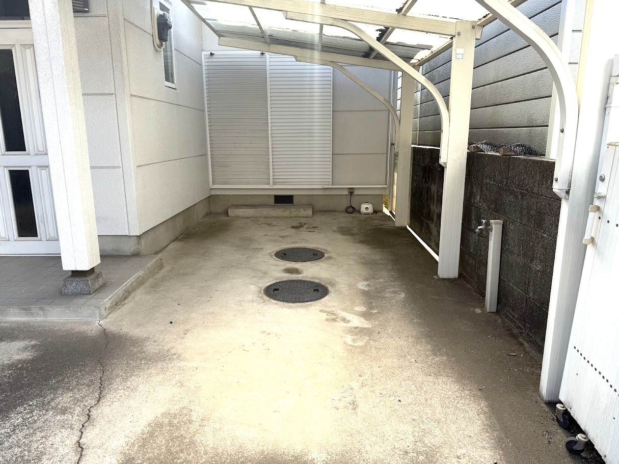 駐車場（リフォーム前写真です）※２０２６年３月撮影 