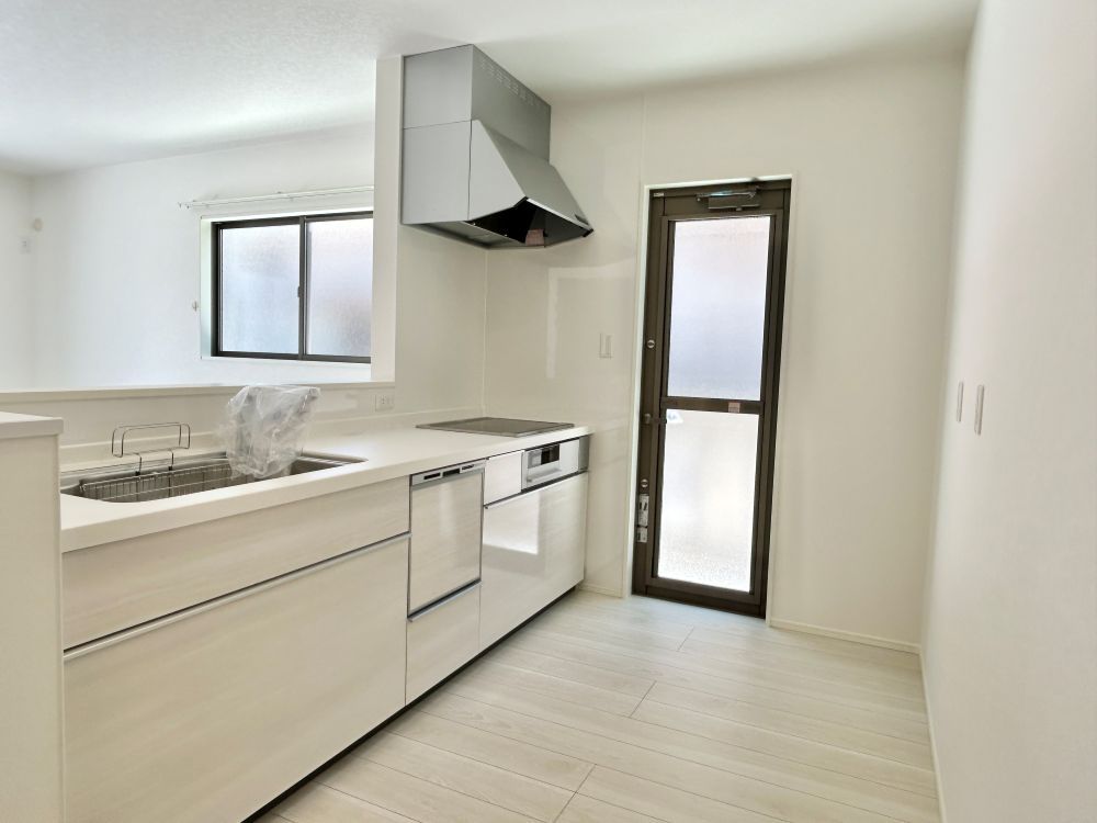 細かな傷も目立ちにくい人造大理石カウンタートップです♪勝手口があるのでゴミ出しもすぐできます。※施工事例です。実際とは異なります。