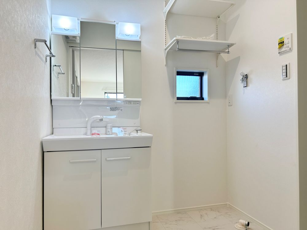 お手入れしやすく使いやすい洗面器。三面鏡の裏には小物が収納できるので洗面回りもスッキリ♪