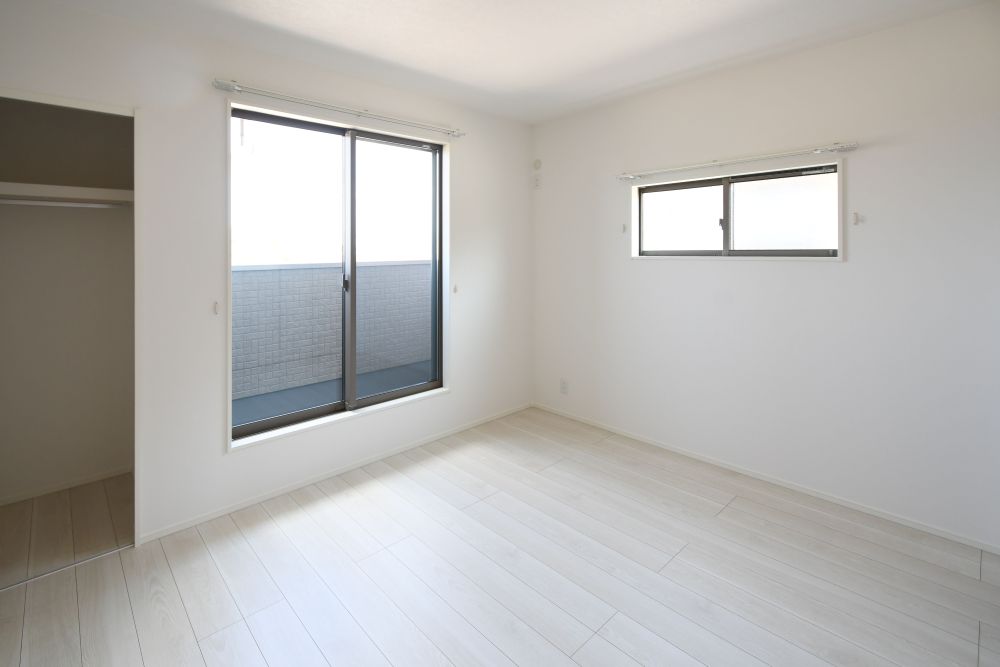 主寝室は広々していて安らげる空間に。大きな窓から光が差し込み、朝の目覚めも良さそう♪※施工事例です。実際とは異なります。